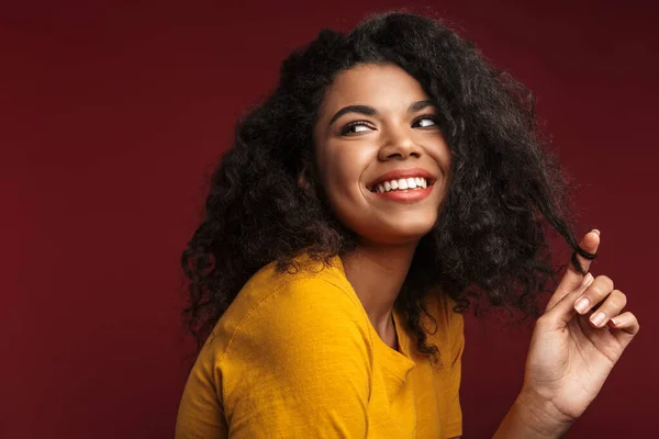 Imagen Hermosa Morena Afroamericana Con Pelo Rizado Sonriendo Cámara Aislada — Foto de Stock