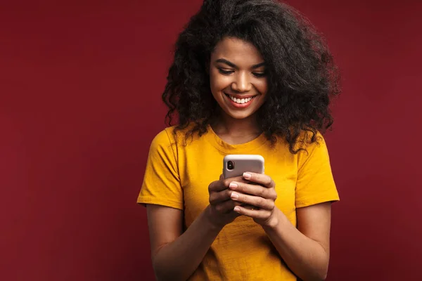 Imagen Hermosa Morena Afroamericana Mujer Con Pelo Rizado Sonriendo Utilizando — Foto de Stock