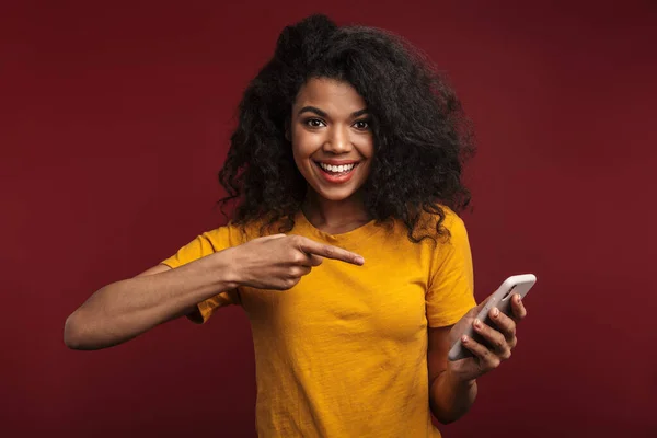 Изображение Красивой Брюнетки Африканской Женщины Вьющимися Волосами Улыбающейся Использующей Мобильный — стоковое фото