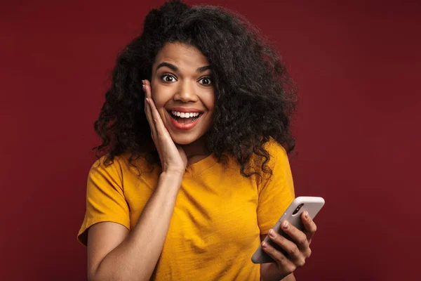 Imagem Bela Morena Afro Americana Com Cabelo Encaracolado Sorrindo Usando — Fotografia de Stock