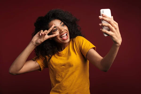 Wizerunek Pięknej Brunetki Afroamerykanki Gestykulującej Pokojowe Palce Podczas Robienia Selfie — Zdjęcie stockowe