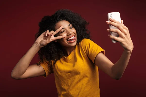 Wizerunek Pięknej Brunetki Afroamerykanki Gestykulującej Pokojowe Palce Podczas Robienia Selfie — Zdjęcie stockowe