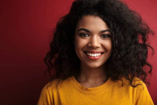 Obraz Pięknej Brunetki Afroamerykanki Kręconymi Włosami Uśmiechającej Się Kamery Odizolowanej — Zdjęcie stockowe