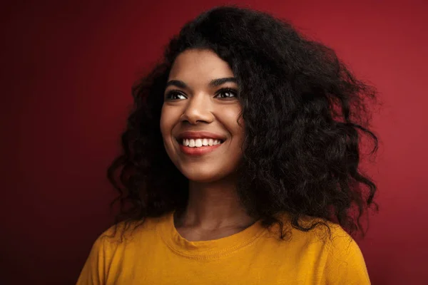 Image Belle Brune Afro Américaine Aux Cheveux Bouclés Souriant Caméra — Photo