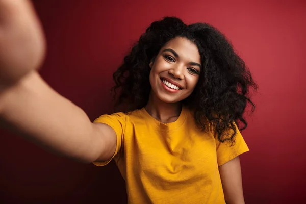 Güzel Esmer Afro Amerikalı Kadın Kıvırcık Saçlı Gülümseyen Selfie Çeken — Stok fotoğraf