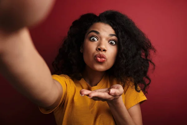 Obraz Pięknej Brunetki Afroamerykanki Wysyłając Pocałunek Powietrza Podczas Robienia Selfie — Zdjęcie stockowe