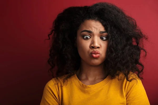 Imagem Bela Morena Afro Americana Com Cabelo Encaracolado Divertindo Sorrindo — Fotografia de Stock