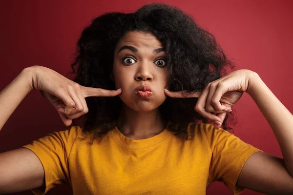 Imagen Hermosa Morena Afroamericana Con Pelo Rizado Divirtiéndose Haciendo Muecas —  Fotos de Stock