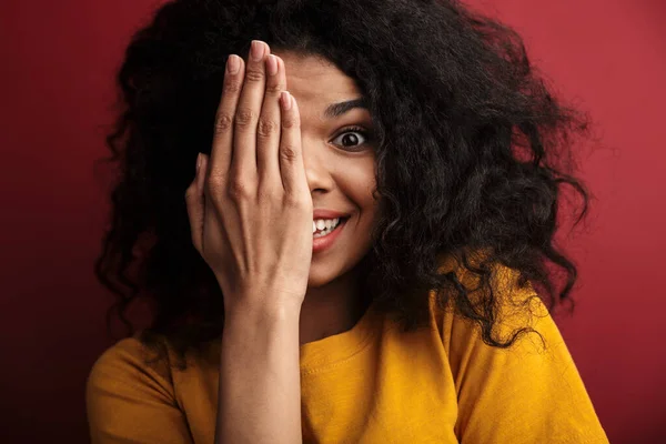 Foto Van Gelukkige Opgewonden Jonge Afrikaanse Vrouw Poseren Geïsoleerd Donker — Stockfoto