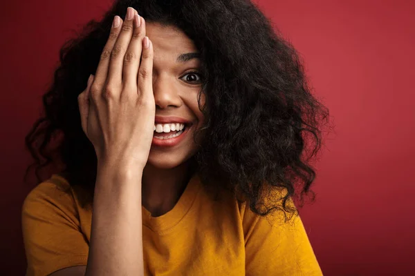 Foto Van Gelukkige Opgewonden Jonge Afrikaanse Vrouw Poseren Geïsoleerd Donker — Stockfoto