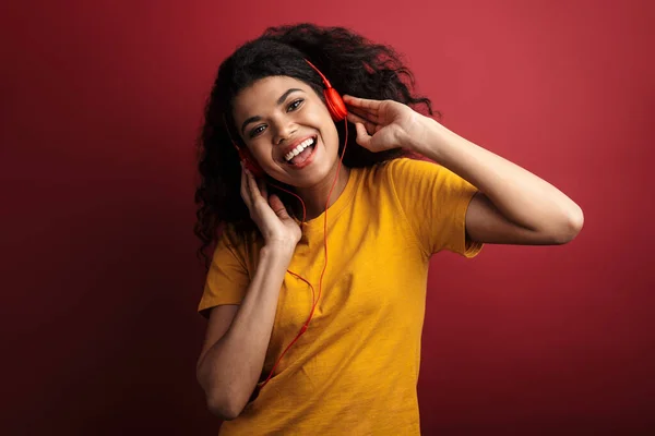 Foto Feliz Optimista Joven Africana Posando Aislada Sobre Fondo Pared —  Fotos de Stock