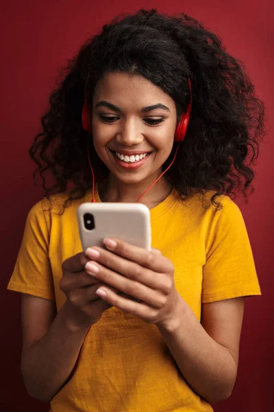 Image Beautiful Brunette African American Woman Headphones Smiling Holding Cellphone — Stock Photo, Image