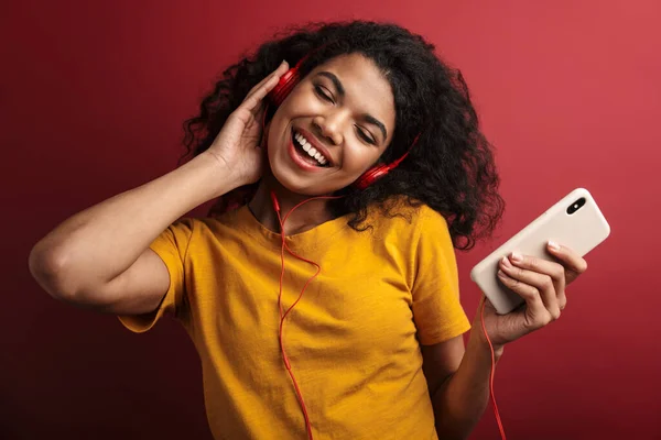 Imagen Hermosa Morena Afroamericana Auriculares Cantando Sosteniendo Teléfono Celular Aislado —  Fotos de Stock