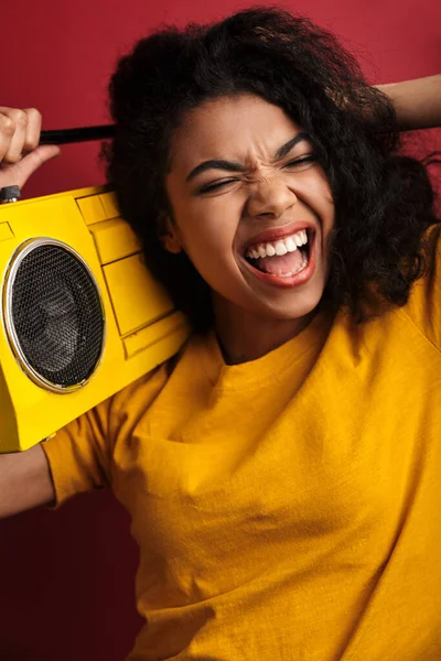 Imagen Hermosa Morena Afroamericana Mujer Con Pelo Rizado Riendo Sosteniendo —  Fotos de Stock