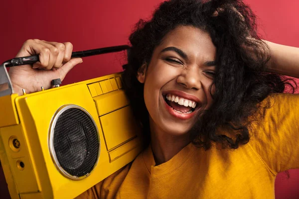 Imagen Hermosa Morena Afroamericana Mujer Con Pelo Rizado Riendo Sosteniendo —  Fotos de Stock