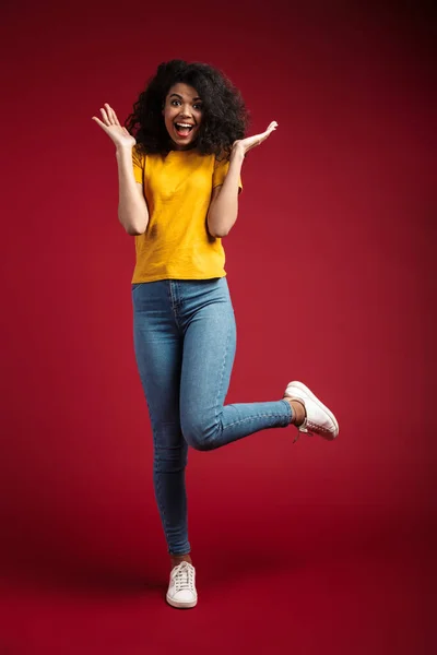 Image Pleine Longueur Belle Brune Afro Américaine Aux Cheveux Bouclés — Photo