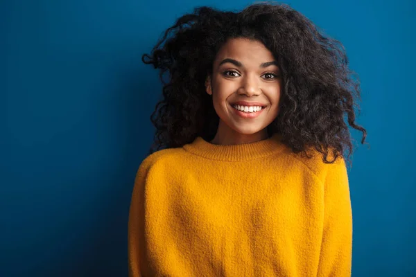 Imagen Una Joven Africana Optimista Positiva Bastante Feliz Posando Aislada — Foto de Stock