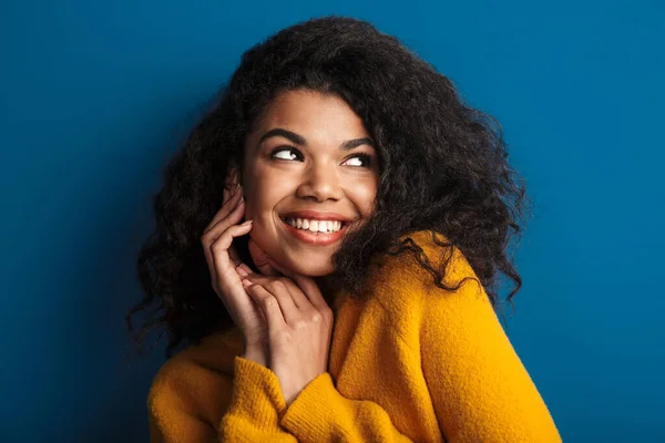 Imagen Una Joven Africana Optimista Positiva Bastante Feliz Posando Aislada — Foto de Stock