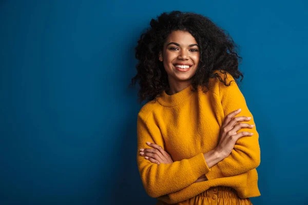 Imagen Una Joven Africana Optimista Bastante Alegre Posando Aislada Sobre — Foto de Stock