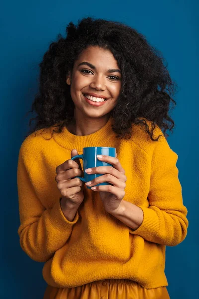 Foto Uma Jovem Africana Positiva Posando Isolada Sobre Fundo Azul — Fotografia de Stock