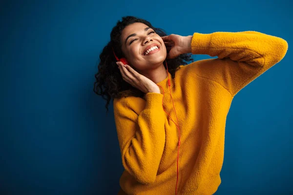 Imagen Una Mujer Africana Sonriente Bastante Joven Posando Aislada Sobre —  Fotos de Stock