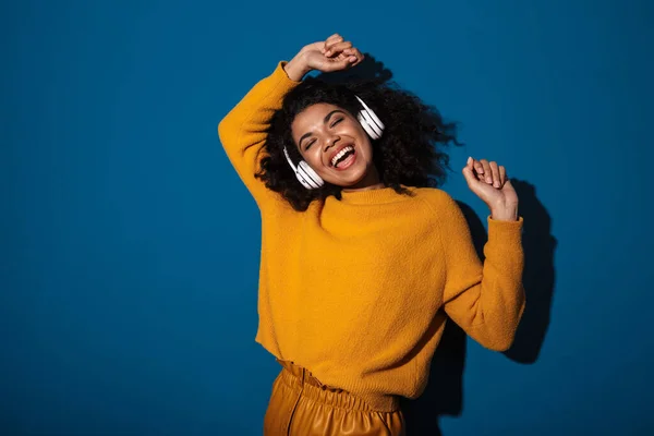 Foto Jovem Mulher Africana Alegre Posando Isolada Sobre Fundo Parede — Fotografia de Stock