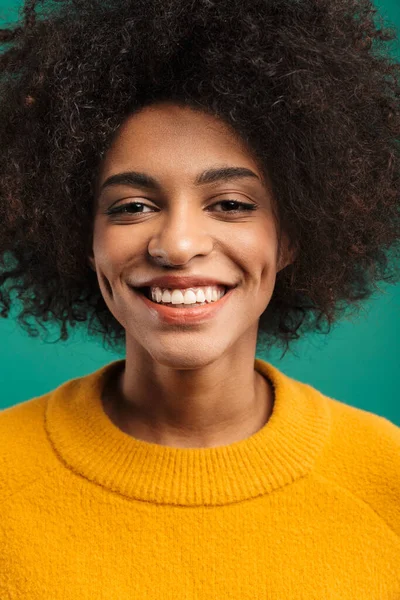 Portrét Usmívající Mladé Africké Ženy Svetru Stojící Izolovaně Nad Zeleným — Stock fotografie