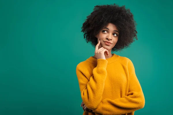 Porträtt Leende Pensiv Ung Afrikansk Kvinna Bär Tröja Stående Isolerad — Stockfoto