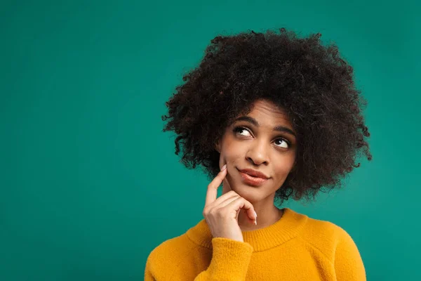 Retrato Uma Jovem Africana Sorridente Pensativa Usando Suéter Isolado Sobre — Fotografia de Stock