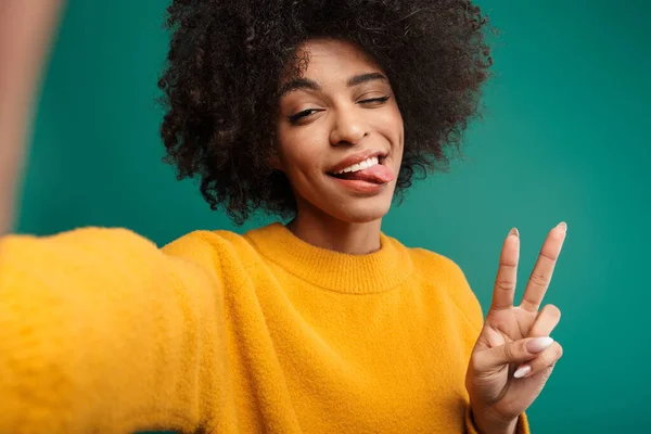 Retrato Uma Jovem Africana Sorridente Vestindo Suéter Isolado Sobre Fundo — Fotografia de Stock