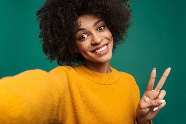 Retrato Uma Jovem Africana Sorridente Vestindo Suéter Isolado Sobre Fundo — Fotografia de Stock