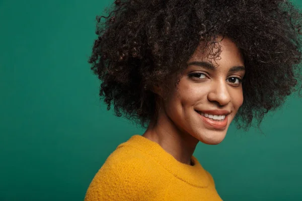 Image Une Belle Femme Frisée Africaine Heureuse Joyeuse Posant Isolée — Photo