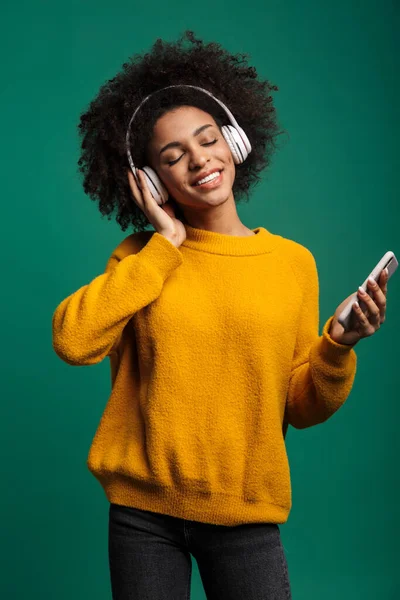 Imagen Una Hermosa Mujer Rizada Africana Sonriente Hermosa Posando Aislada —  Fotos de Stock