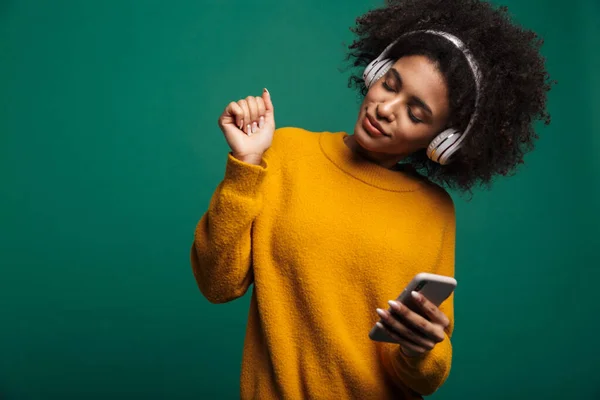 Image Beautiful African Curly Woman Posing Isolated Dark Blue Wall — Stock Photo, Image