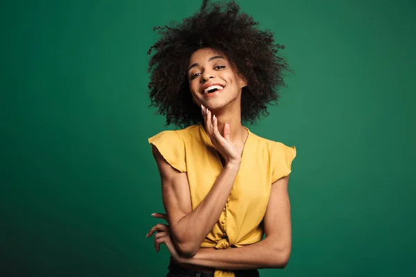 Portrait Une Jeune Femme Africaine Heureuse Debout Isolée Sur Fond — Photo