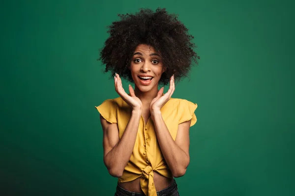 Retrato Uma Jovem Africana Feliz Isolado Sobre Fundo Verde Olhando — Fotografia de Stock