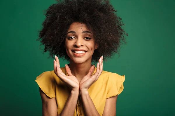 Retrato Uma Jovem Africana Feliz Isolado Sobre Fundo Verde Olhando — Fotografia de Stock