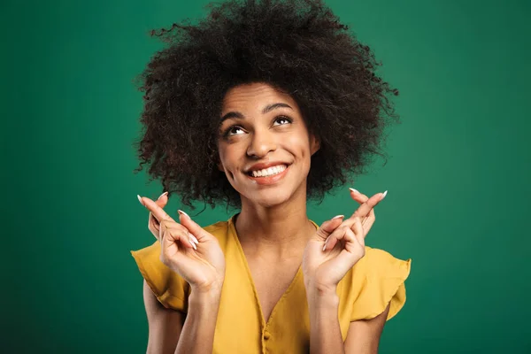 Retrato Uma Jovem Africana Feliz Isolado Sobre Fundo Verde Segurando — Fotografia de Stock