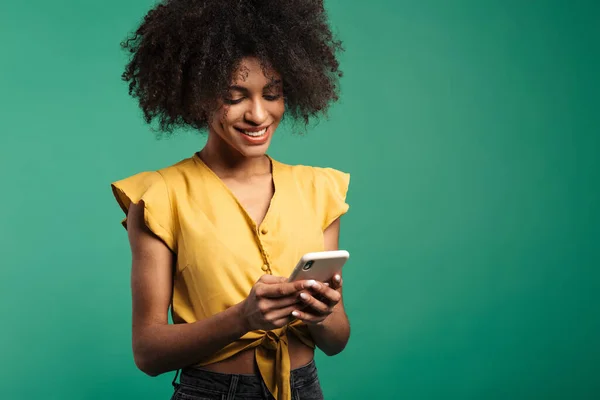 Foto Alegre Mujer Afroamericana Sonriendo Usando Teléfono Celular Aislado Sobre — Foto de Stock