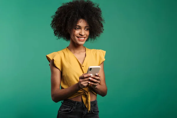 Foto Alegre Mujer Afroamericana Sonriendo Usando Teléfono Celular Aislado Sobre — Foto de Stock