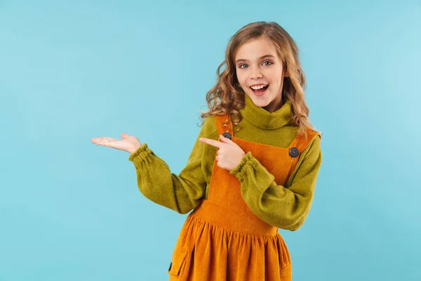 Photo Excited Blonde Girl Holding Pointing Finger Copyspace Isolated Blue — Stock Photo, Image