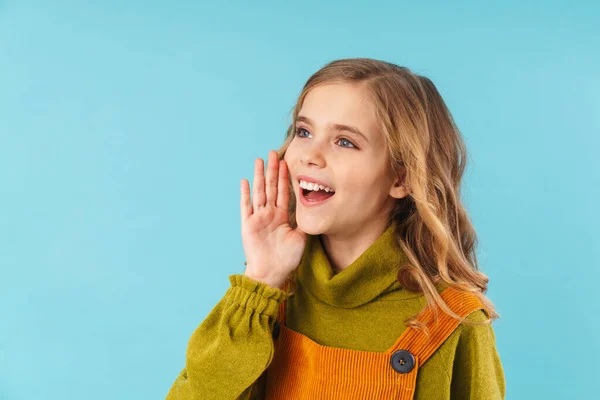 Glimlachend Klein Meisje Draagt Een Jurk Geïsoleerd Blauwe Achtergrond Schreeuwen — Stockfoto