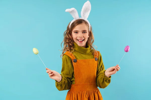 Oyuncak Tavşan Kulaklı Neşeli Sarışın Kız Fotoğrafı Gülümsüyor Mavi Arka — Stok fotoğraf