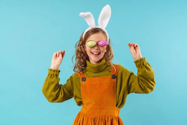 Oyuncak Tavşan Kulaklı Neşeli Sarışın Kızın Mavi Arka Planda Izole — Stok fotoğraf