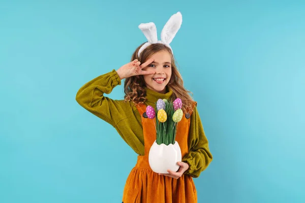 Foto Von Fröhlichen Lockigen Mädchen Spielzeug Kaninchenohren Halten Bunte Eier — Stockfoto