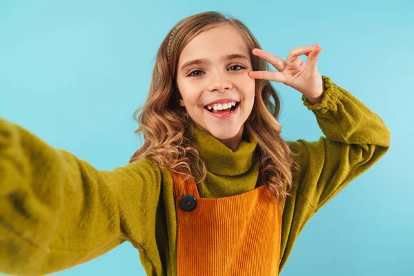 Foto Menina Sorrindo Tirando Foto Selfie Sinal Paz Gestual Isolado — Fotografia de Stock