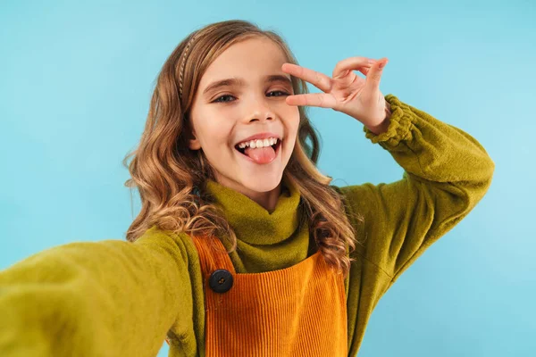 Foto Menina Sorrindo Tirando Foto Selfie Sinal Paz Gestual Isolado — Fotografia de Stock