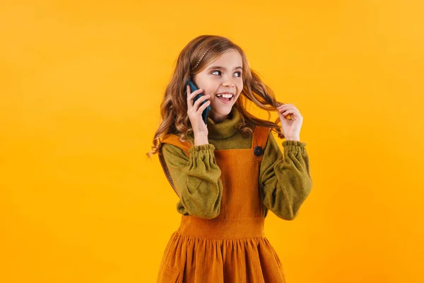 Foto Alegre Hermosa Chica Hablando Teléfono Celular Sonriendo Aislado Sobre —  Fotos de Stock