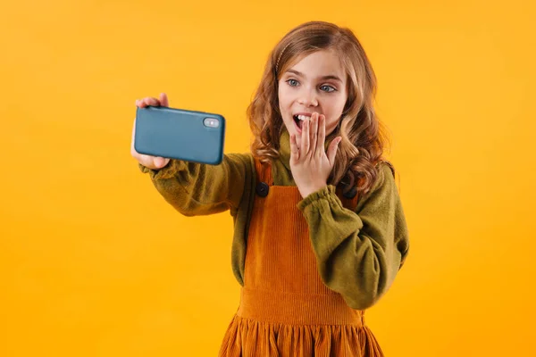 Foto Menina Bonita Animado Tomando Selfie Celular Expressando Surpresa Isolada — Fotografia de Stock