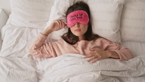 Härlig Glad Flicka Tar Sig Sin Sovmask Liggandes Sängen Hemma — Stockvideo